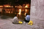 Giản dị một tình yêu dưới chân Sài Gòn ngày giông bão: Chồng làm bảo vệ được vợ đội mưa mang đến cho